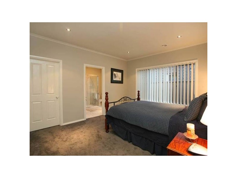 5 Henry Lawson Drive, Pakenham VIC 3810