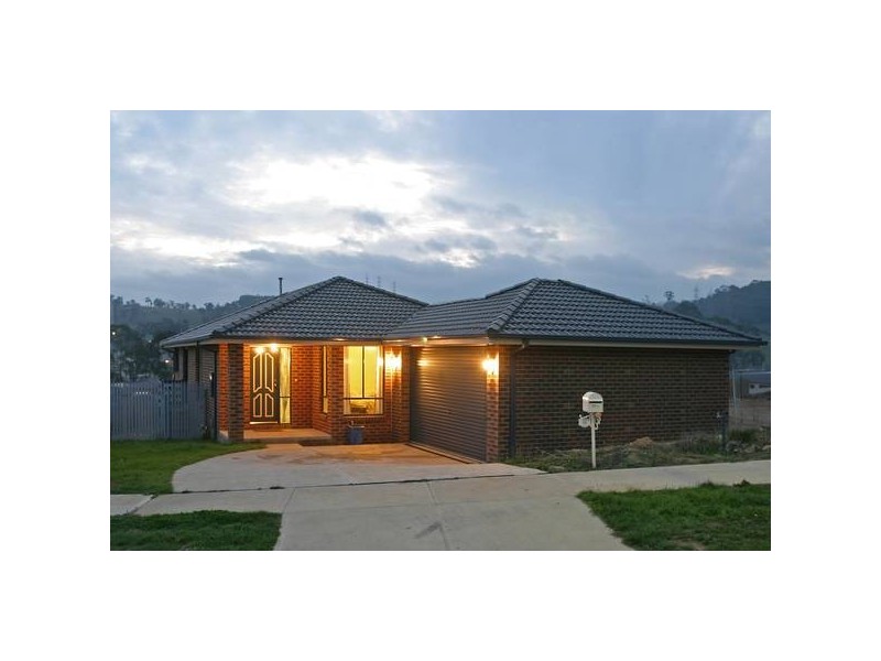 14 Wallangara Drive, Pakenham VIC 3810