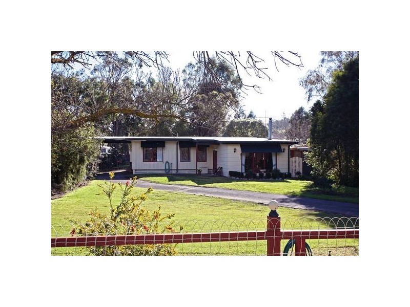 8 Railway Avenue, Tynong VIC 3813