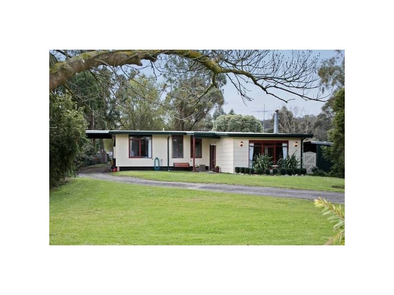 8 Railway Avenue, Tynong VIC 3813