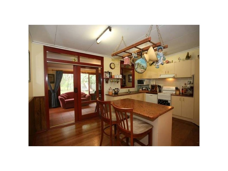 8 Railway Avenue, Tynong VIC 3813