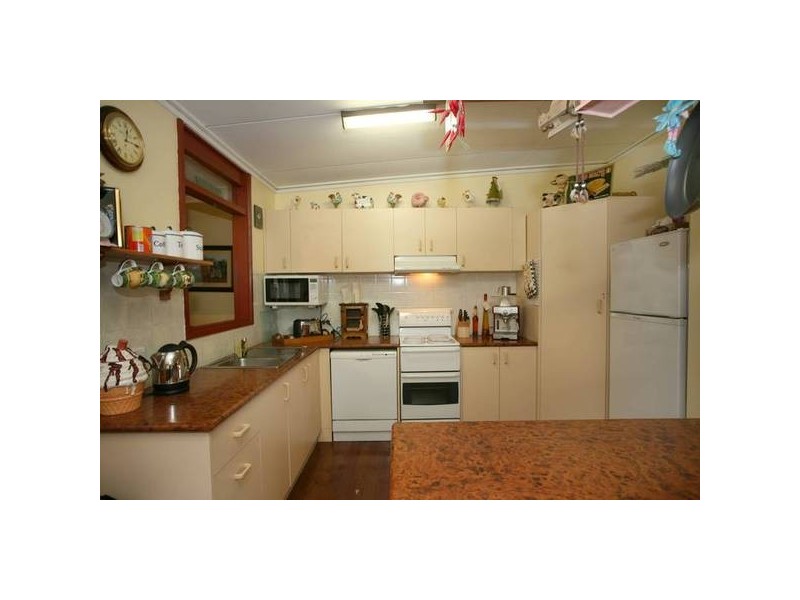 8 Railway Avenue, Tynong VIC 3813