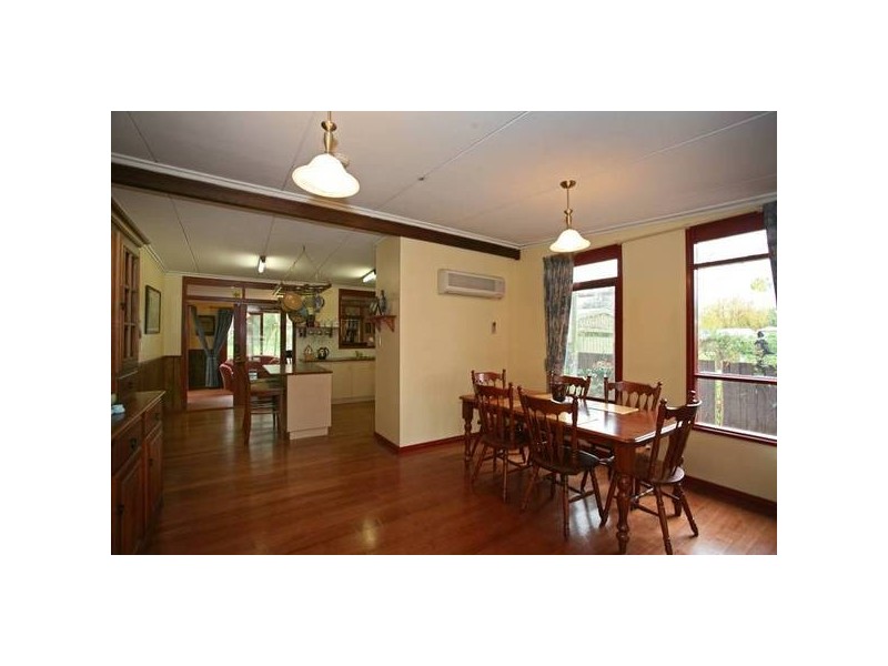 8 Railway Avenue, Tynong VIC 3813