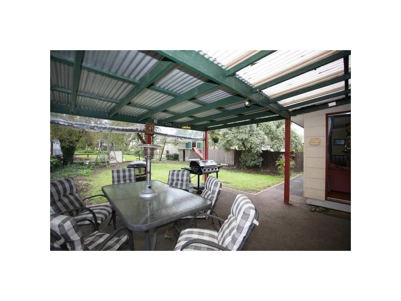 8 Railway Avenue, Tynong VIC 3813