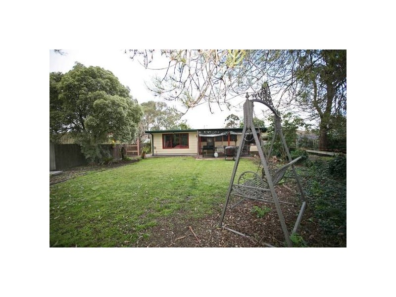8 Railway Avenue, Tynong VIC 3813