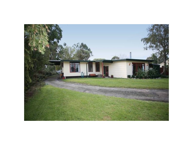 8 Railway Avenue, Tynong VIC 3813
