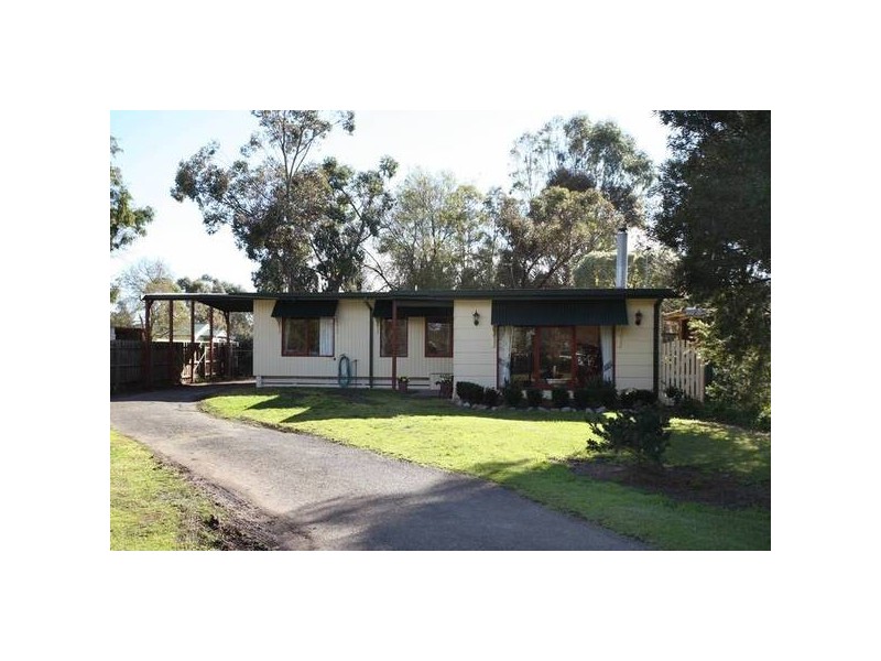 8 Railway Avenue, Tynong VIC 3813