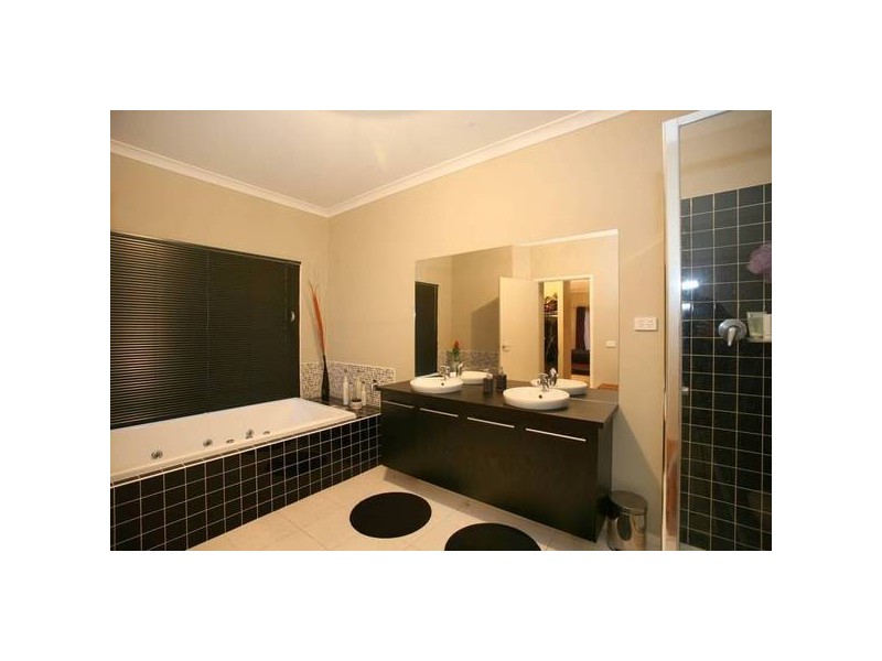 5 Ben Cairn Mews, Pakenham VIC 3810