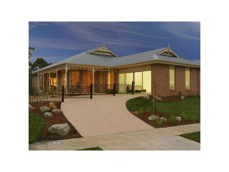 4 Lucerne Circuit, Pakenham VIC 3810