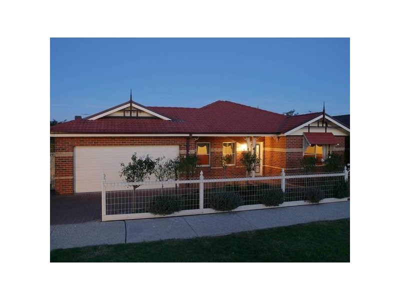 10 St. Leonard Way, Pakenham VIC 3810