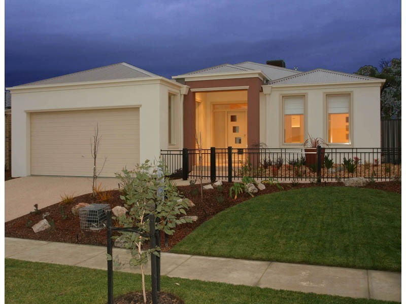 6 Lucerne Circuit, Pakenham VIC 3810