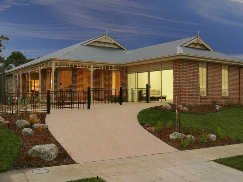 4 Lucerne Circuit, Pakenham VIC 3810
