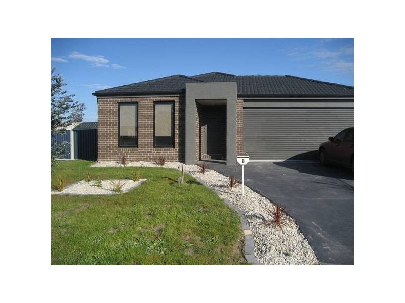 8 Kingsdale Crescent, Pakenham VIC 3810