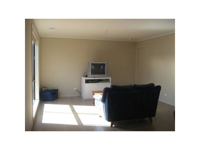 8 Kingsdale Crescent, Pakenham VIC 3810