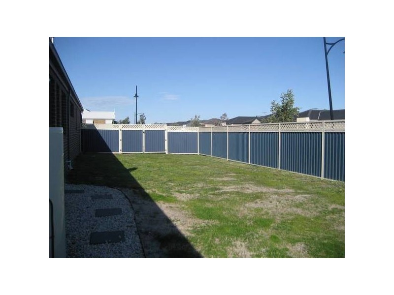 8 Kingsdale Crescent, Pakenham VIC 3810
