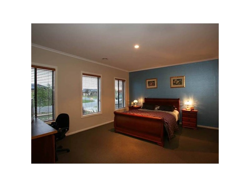 26 Henry Lawson Drive, Pakenham VIC 3810