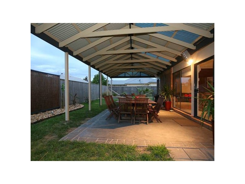 26 Henry Lawson Drive, Pakenham VIC 3810