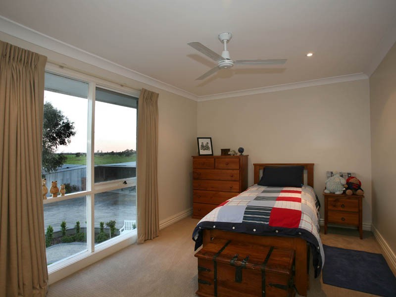 10 Ellis Road, Bunyip North VIC 3815