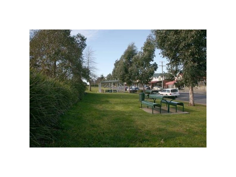 77 Main Street, Garfield VIC 3814