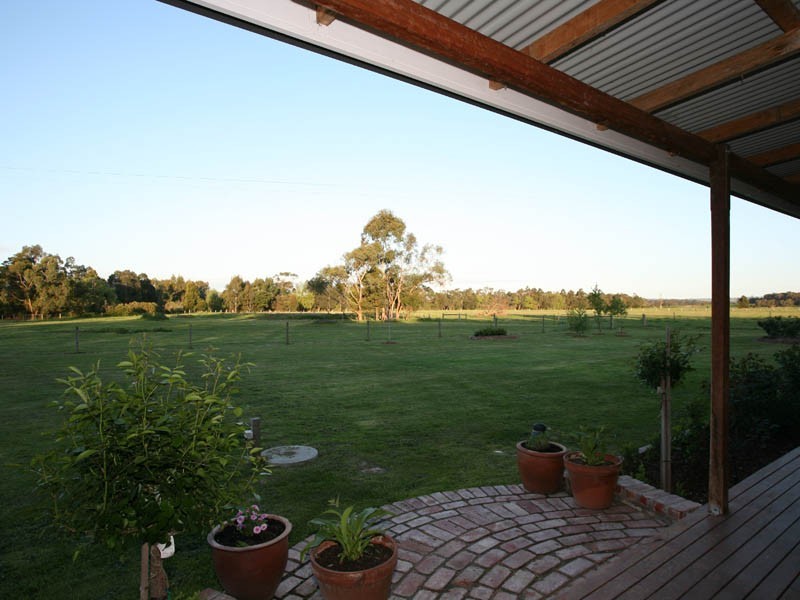 10 Ellis Road, Bunyip North VIC 3815