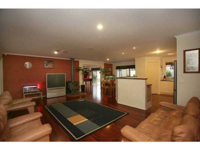22 OAKLANDS WAY, Pakenham VIC 3810