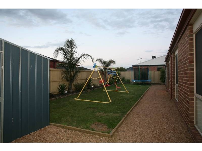 22 OAKLANDS WAY, Pakenham VIC 3810