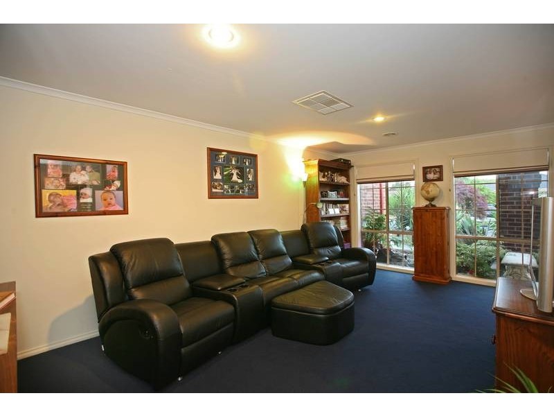 22 OAKLANDS WAY, Pakenham VIC 3810