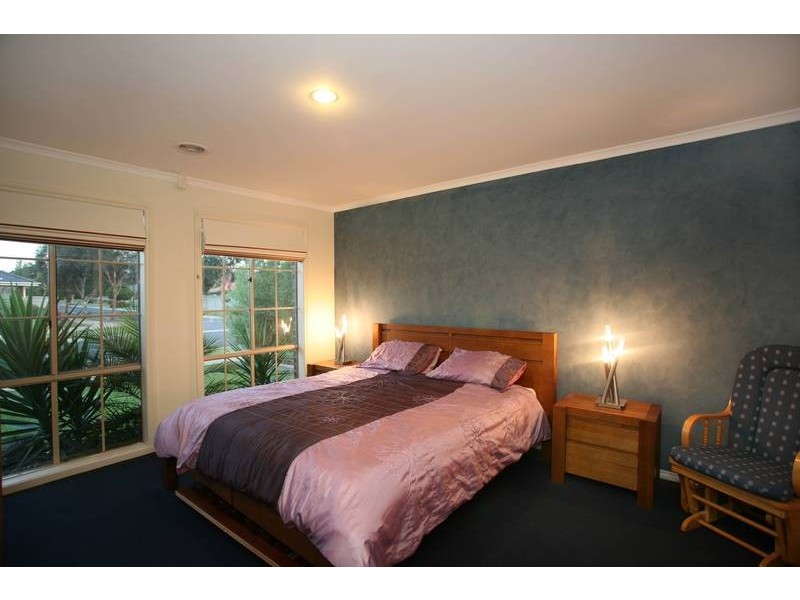22 OAKLANDS WAY, Pakenham VIC 3810