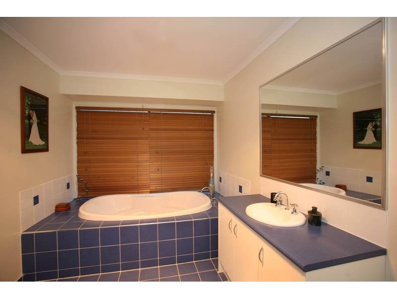22 OAKLANDS WAY, Pakenham VIC 3810