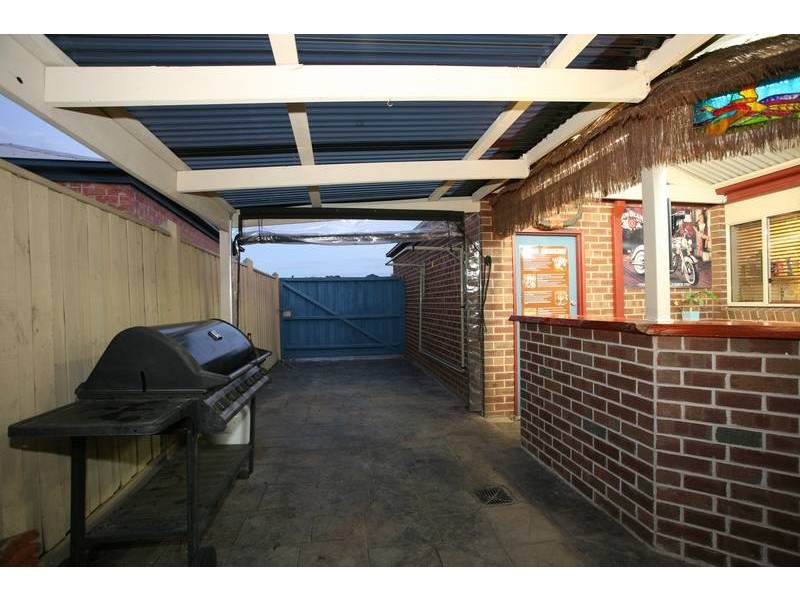 22 OAKLANDS WAY, Pakenham VIC 3810