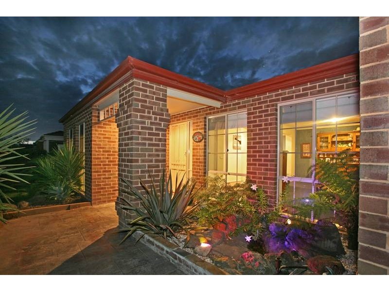 22 OAKLANDS WAY, Pakenham VIC 3810