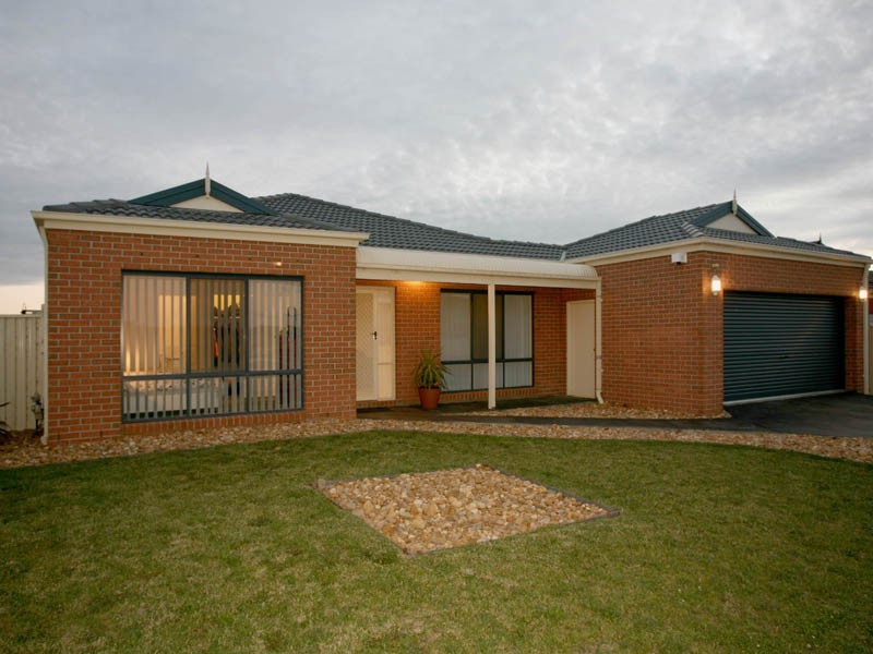 33 Bluehills Boulevard, Pakenham VIC 3810