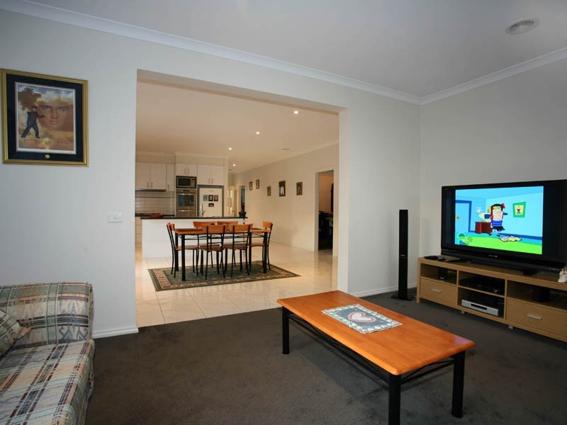 33 Bluehills Boulevard, Pakenham VIC 3810