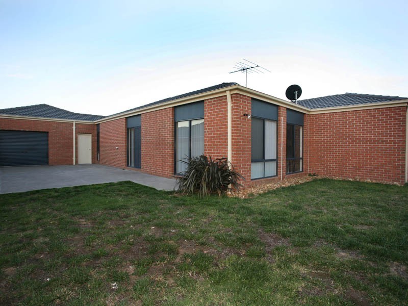 33 Bluehills Boulevard, Pakenham VIC 3810