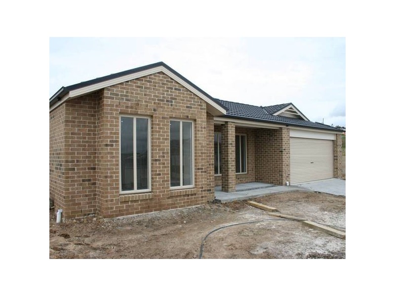 8 Adrain Drive, Pakenham VIC 3810