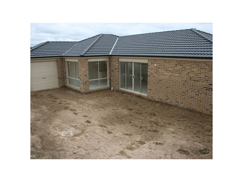 8 Adrain Drive, Pakenham VIC 3810