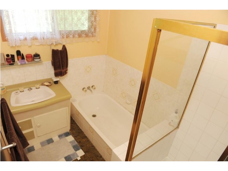 2 Loombah Cr, Ferny Hills QLD 4055