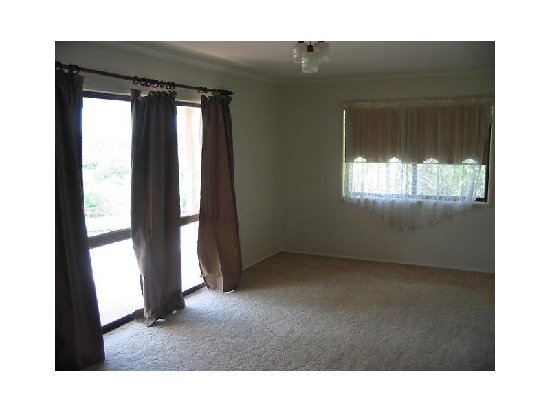 18 Grove Ave, Arana Hills QLD 4054