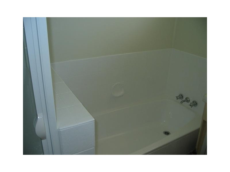 18 Grove Ave, Arana Hills QLD 4054