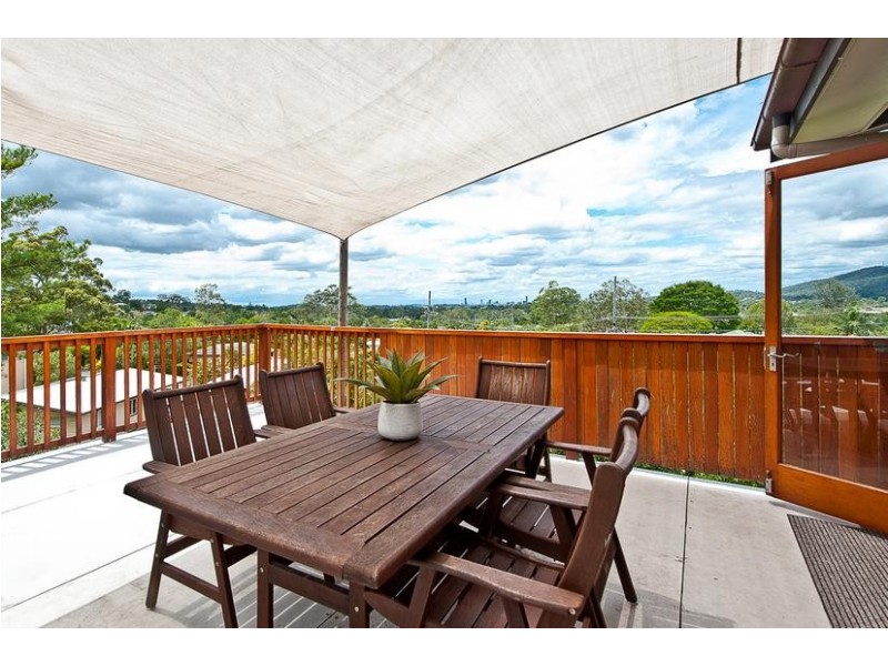 70 Yanderra Avenue, Arana Hills QLD 4054