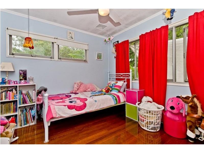 70 Yanderra Avenue, Arana Hills QLD 4054