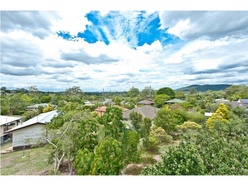 70 Yanderra Avenue, Arana Hills QLD 4054