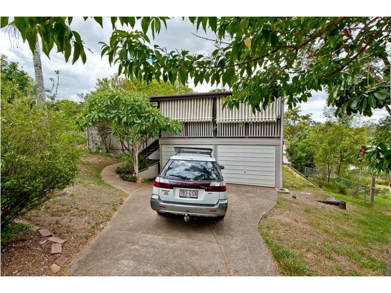 70 Yanderra Avenue, Arana Hills QLD 4054