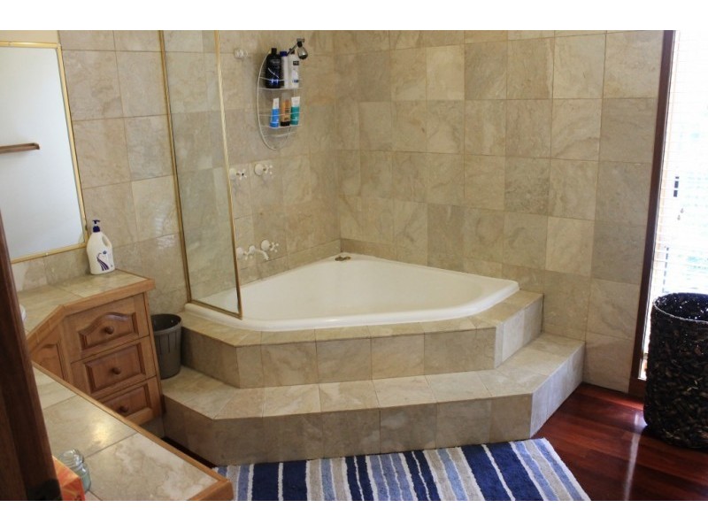 1131 South Pine Road, Arana Hills QLD 4054