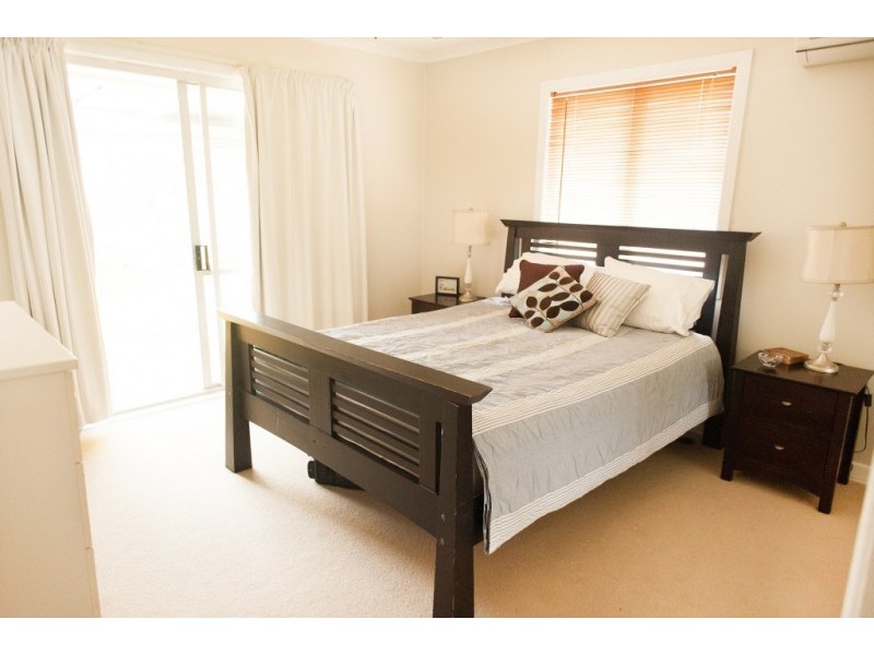 16 Dunbil Avenue, Ferny Hills QLD 4055