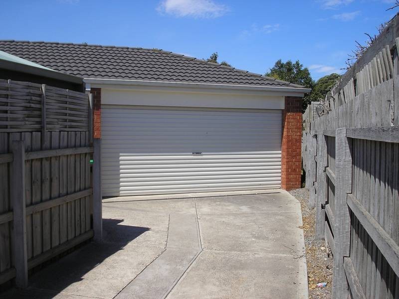 2/10 Leanna Court, Cranbourne VIC 3977