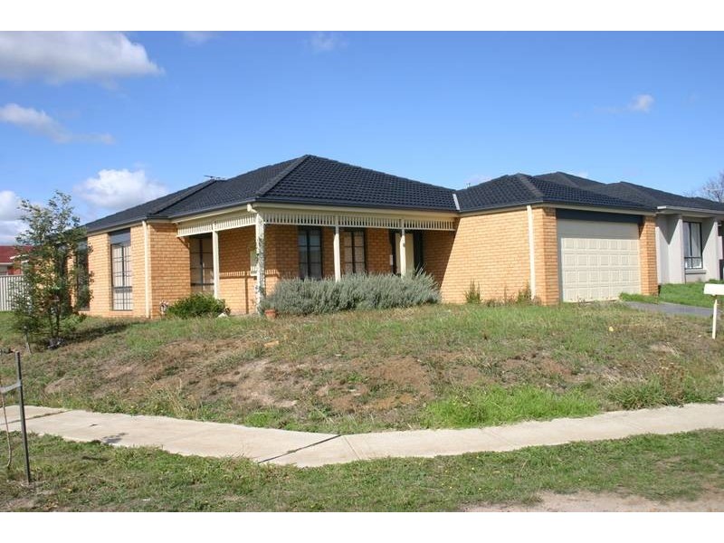 8 Stonehill Circuit, Cranbourne East VIC 3977