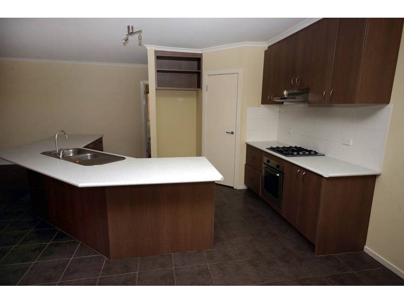 8 Stonehill Circuit, Cranbourne East VIC 3977