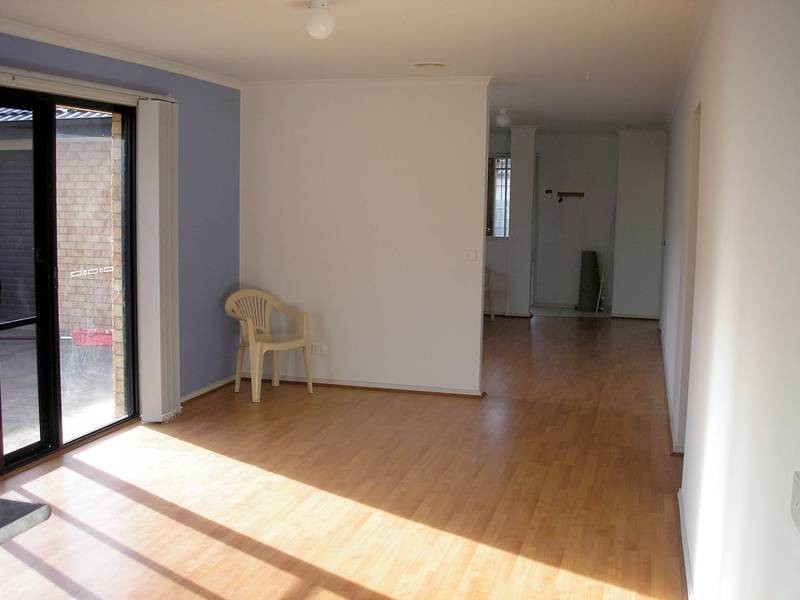 8 Essex Court, Cranbourne East VIC 3977