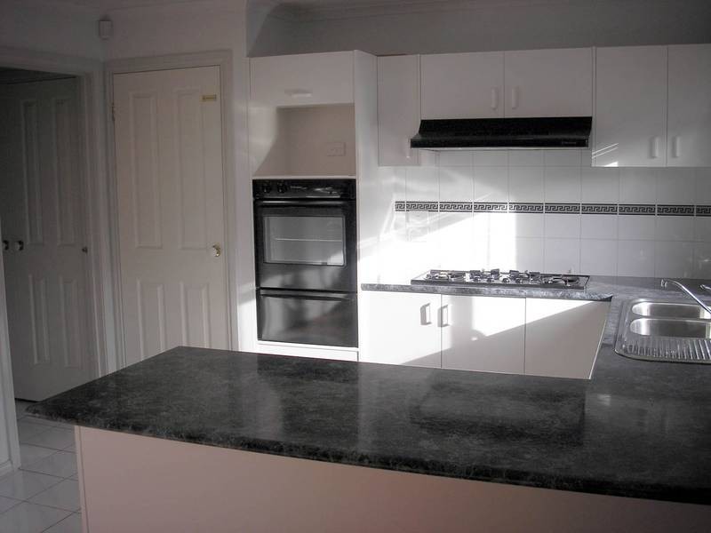 8 Essex Court, Cranbourne East VIC 3977